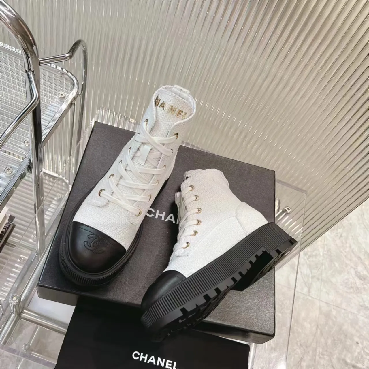 👟👟Ex-factory price 560👟👟 𝗖𝗛𝗔𝗡𝗘𝗟𝟐𝟑B Chanel𝐅𝐖A must-have for autumn and winter, diamond motorcycle boots, Martin boots, Xiaoxiangjia's super classic motorcycle boots, sweet and cool shape, can easily increase the height of the upper foot and lengthen the leg shape. Matching letters 𝐥𝐨𝐠𝐨 are fashionable and fashionable. A one-to-one replica of the original. 👟Fabric: Original custom fabric ▪️Heel height: 𝟒𝐜𝐦 ▪️Inner: Sheepskin ▫️𝐒𝐢𝐳𝐞:𝟑𝟓-𝟒𝟏𝐌(𝟒𝟎, 𝟒𝟏 customization is not returnable) ▪️Sole: original 1:1 mold 𝐓𝐏𝐔 outsole (not a cheap rubber sole on the market) ▫️Color: black blue White (three colors included) ▪️Combined with original full set of packaging📦